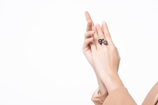 Mains féminines avec belle bague