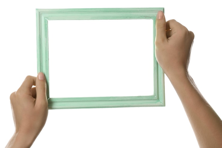 Photo mains féminines avec cadre en bois isolé sur blanc
