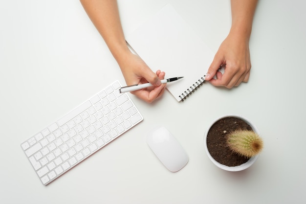 Mains féminines avec clavier et souris