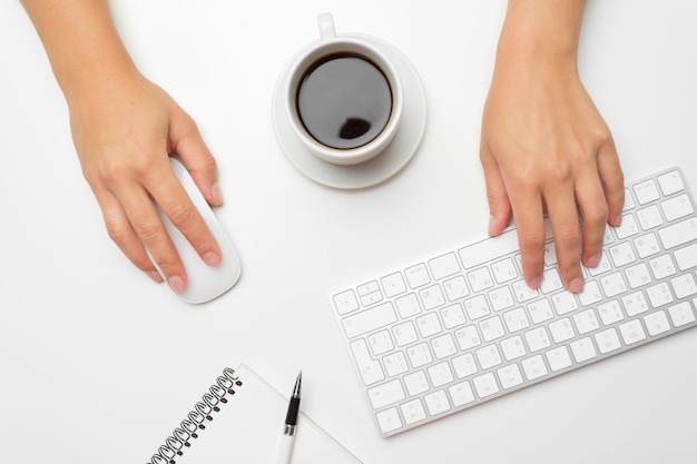 Mains féminines avec clavier et souris