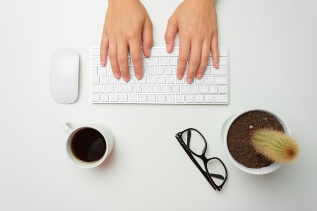 Mains féminines avec clavier et souris