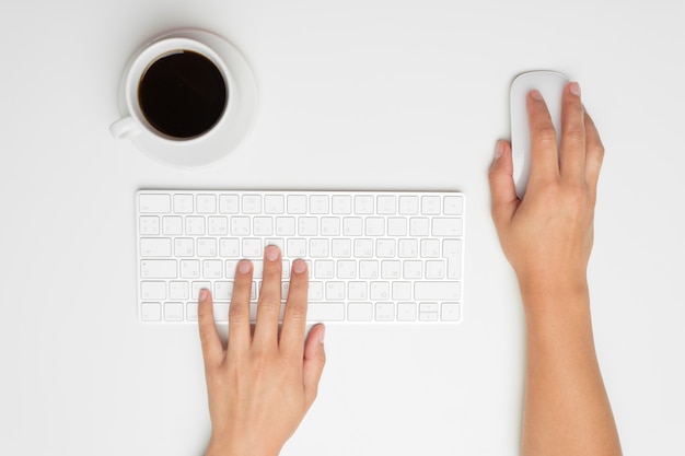 Mains féminines avec clavier et souris