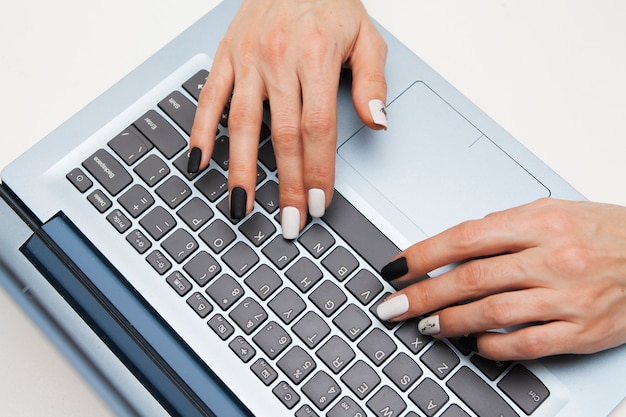 Mains féminines sur le clavier