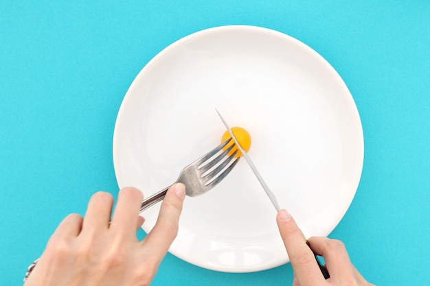 Mains Féminines Avec Couverts Et Assiette Vide