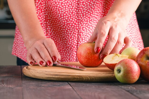 Mains féminines cuisson dessert aux pommes dans la cuisine