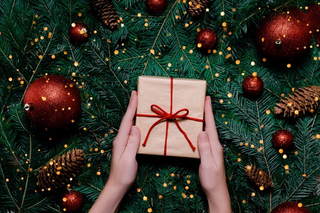 Mains féminines avec des décorations de Noël et cadeaux