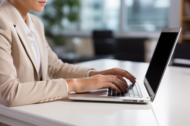 Les mains féminines du directeur de bureau en train de taper sur l'ordinateur portable Close-up des mains sur le clavier noir Close-up d'une femme d'affaires en train de typer sur un ordinateur portable