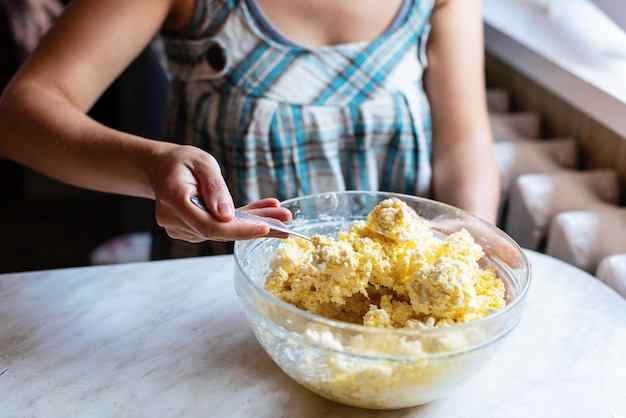 Mains féminines faisant de la pâte pour la cuisson des aliments préparés maison Concept du processus de cuisson de la cuisson des tartes au borek roulées maison