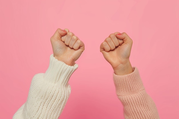 Photo des mains féminines sur un fond rose