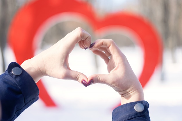 Mains féminines en forme de coeur