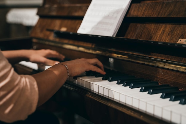 Mains féminines jouant du piano