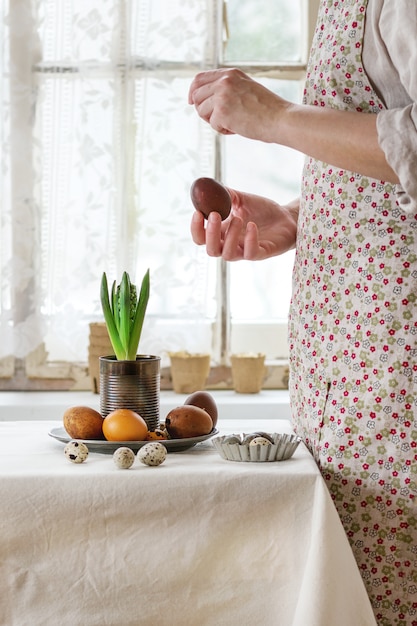 Mains féminines avec oeuf de Pâques