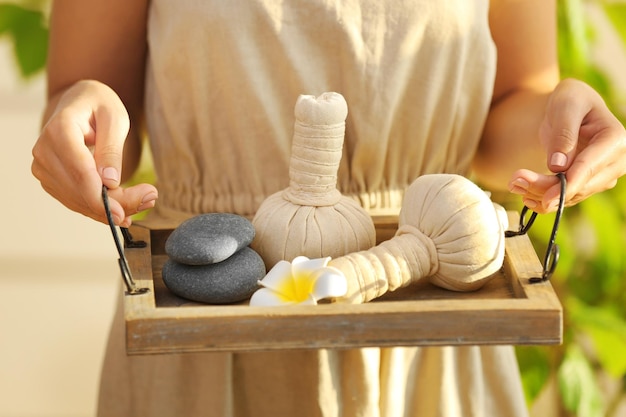 Mains féminines avec plateau de produits de spa au salon de spa