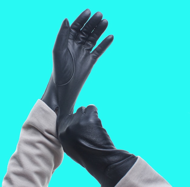 Mains féminines portant des gants en cuir isolés