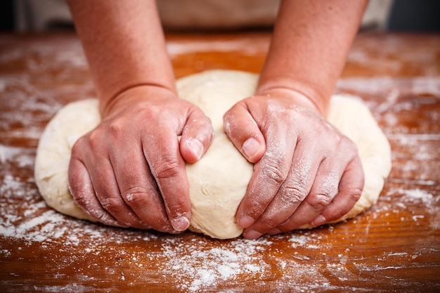 Mains féminines préparant la pâte