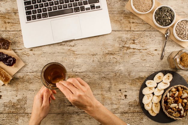 Mains féminines en remuant dans le café