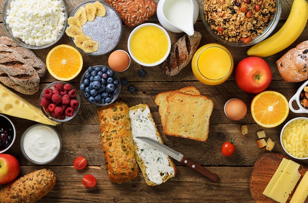 Mains féminines répandre du beurre sur du pain. Femme, cuisine, petit déjeuner Ingrédients de petit déjeuner sain, cadre de la nourriture.