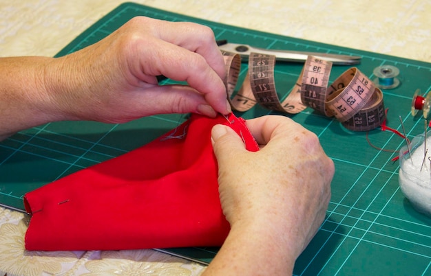 les mains féminines sont engagées dans le concept de créativité de couture