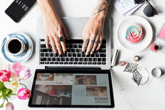 Mains Féminines Surfer Sur Le Web