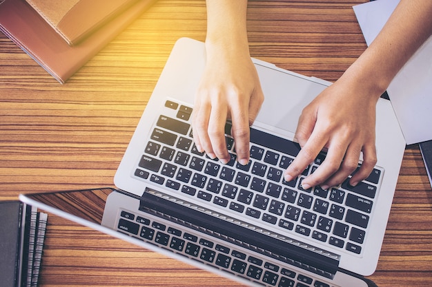 Mains féminines en tapant sur le clavier de l&#39;ordinateur