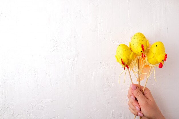 Mains féminines tenant beau bouquet de Pâques.