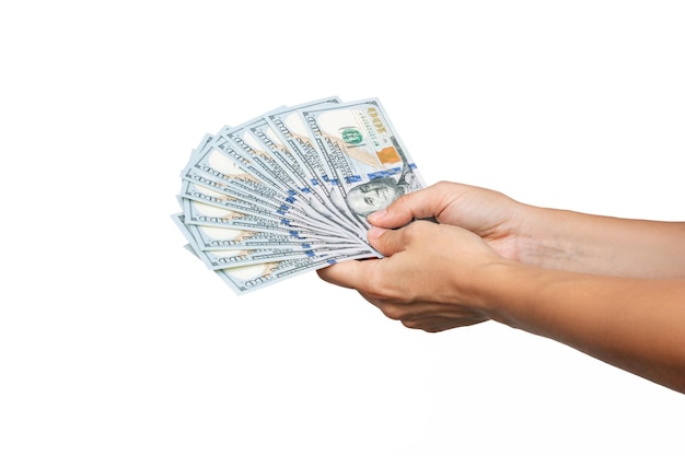 Mains féminines tenant une pile de billets de trésorerie de cent dollars isolés sur fond blanc. Achats