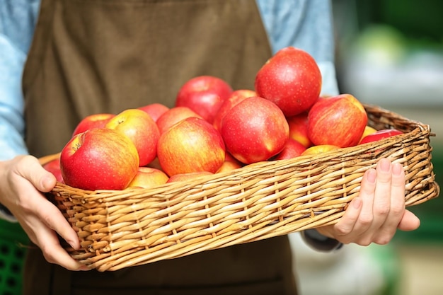 Mains féminines tenant des pommes sur le marché