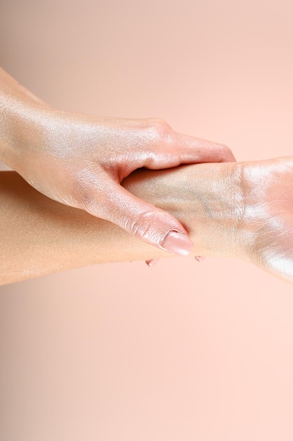 Mains féminines tendres sur fond rose Concept de soins de la peau Photo de haute qualité