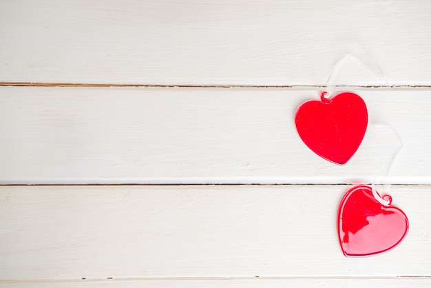 Les mains féminines tiennent un coeur en verre rouge. Carte de voeux de la Saint-Valentin. Concept de soins et de santé, soins de santé, espace de copie de vue de dessus de thème de santé cardiaque