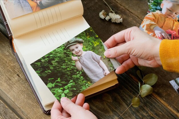 Photo des mains féminines tiennent une photo imprimée pour un album photo de famille