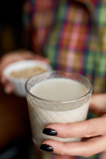 Mains féminines avec verre de lait d'avoine végétalien Autres types de laits non laitiers lait végétal à base de céréales diverses Alimentation saine DietxA