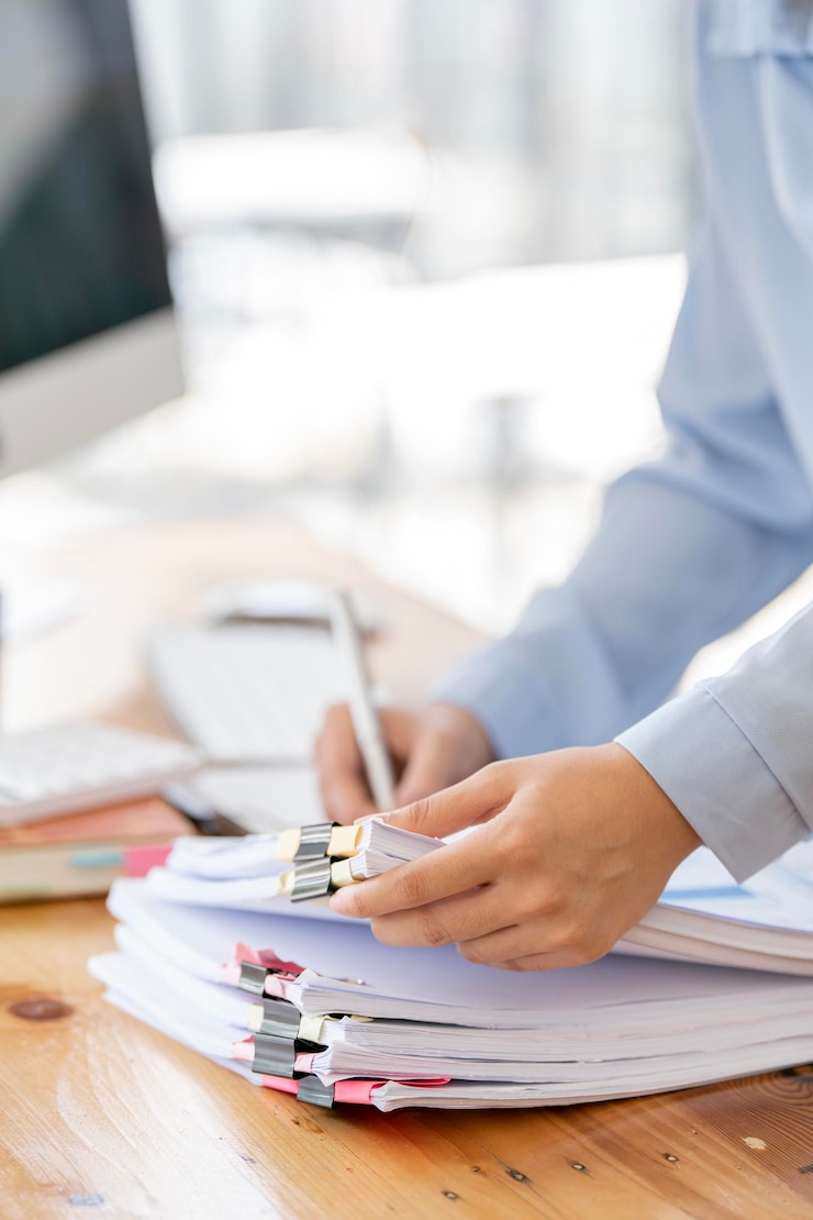 Photo mains de femme d'affaires travaillant dans des piles de fichiers papier pour la recherche et la vérification de documents inachevés réalisés sur des dossiers papersx9