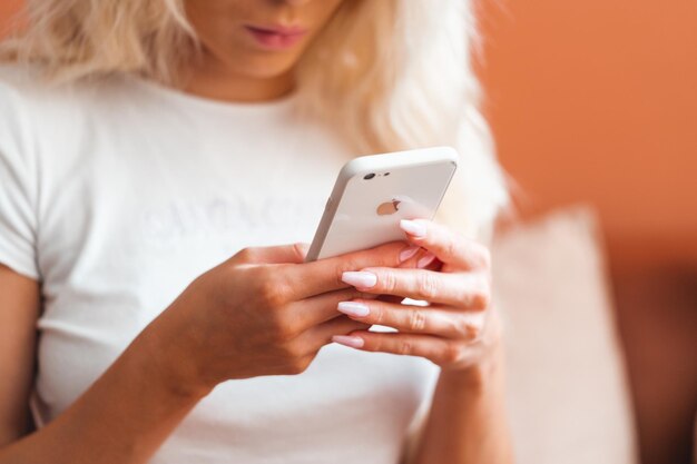 mains de femme à l&#39;aide de la puce de téléphone mobile