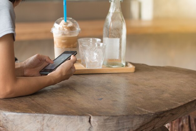 Mains d&#39;une femme à l&#39;aide d&#39;un téléphone mobile