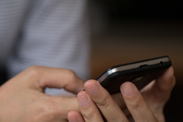 Mains d&#39;une femme à l&#39;aide d&#39;un téléphone mobile