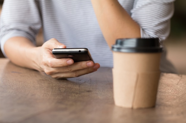 Mains d&#39;une femme à l&#39;aide d&#39;un téléphone mobile