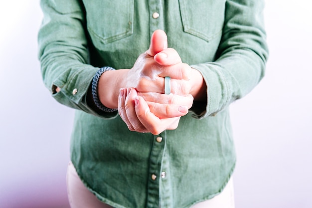 Les mains de la femme appliquant la crème pour les mains. concept de soins des mains