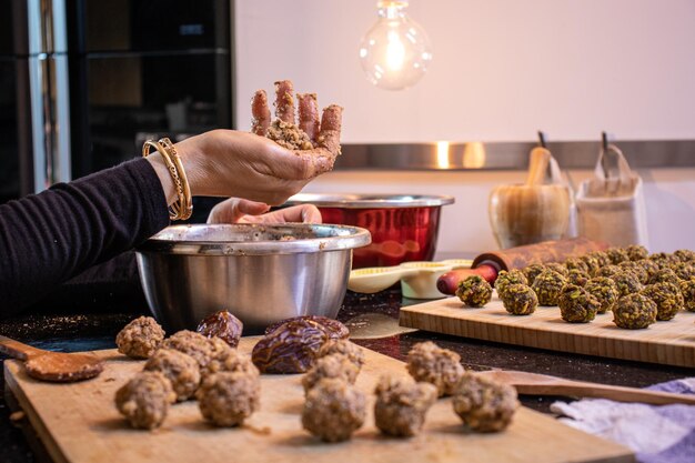 Mains de femme arabe tout en préparant des ingrédients pour keto kahk à la maison