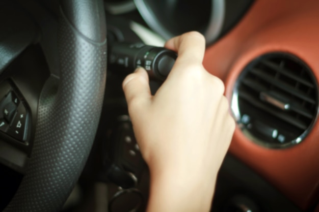 Mains de la femme asiatique Bouton poussoir Clignotant, buttonthe voiture, mise au point sélective sur la main