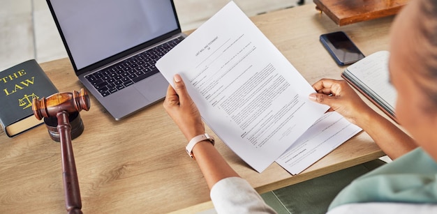 Mains de femme et avocat lisant un testament ou des documents pour le juge du tribunal ou la justice sur le bureau au-dessus d'un notaire ou d'un avocat vérifiant les documents ou le testament pour un accord juridique ou des conseils juridiques sur la table