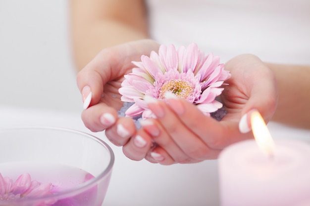 Mains de femme avec de beaux ongles de manucure français