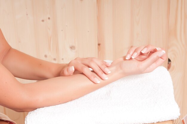 Photo les mains de la femme bien entretenues dans un spa sain ou après un traitement