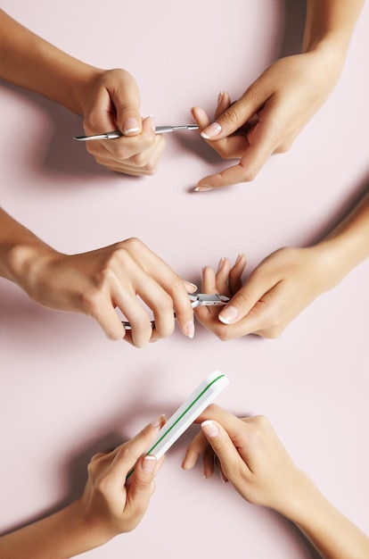 Mains de femme dans un processus sur fond rose