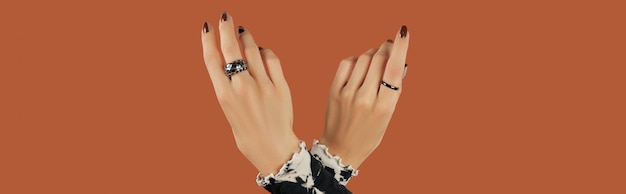 Mains de femme avec un design d'ongle d'automne manucure marron tendance