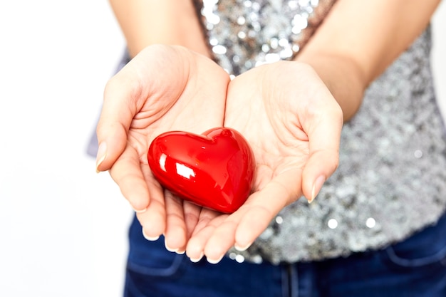 mains de femme donnant coeur amour et concept de partage