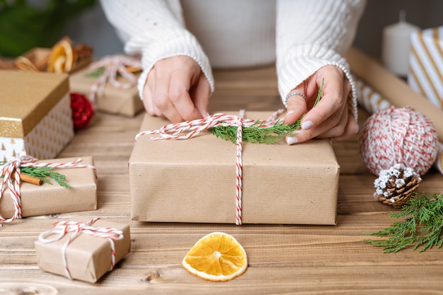 Mains de femme emballage cadeau de Noël, gros plan.