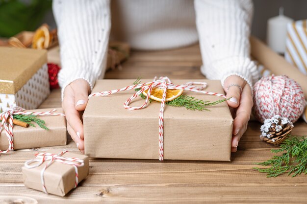 Mains de femme emballage cadeau de Noël