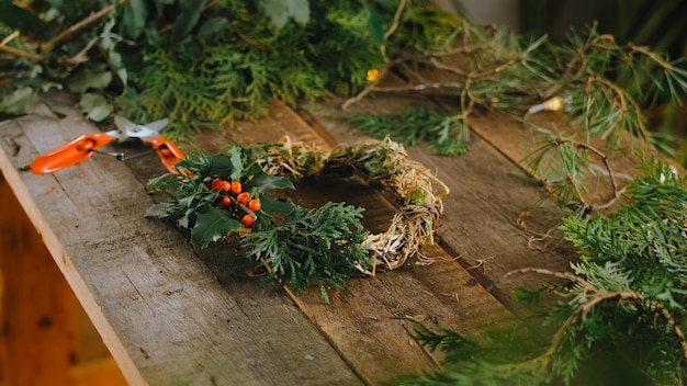 Mains de femme faisant une guirlande de Noël décoration de Noël bricolage