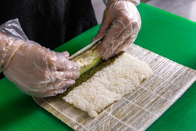Mains de femme faisant des petits pains japonais