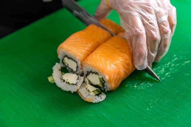 Mains de femme faisant des petits pains japonais